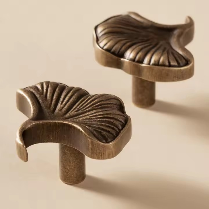 LUNA | Antique Brass Ginkgo Biloba Drawer Knob