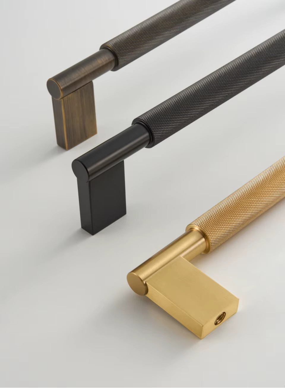 VIVVIENE | Solid Brass Cross Knurled Pull Bar