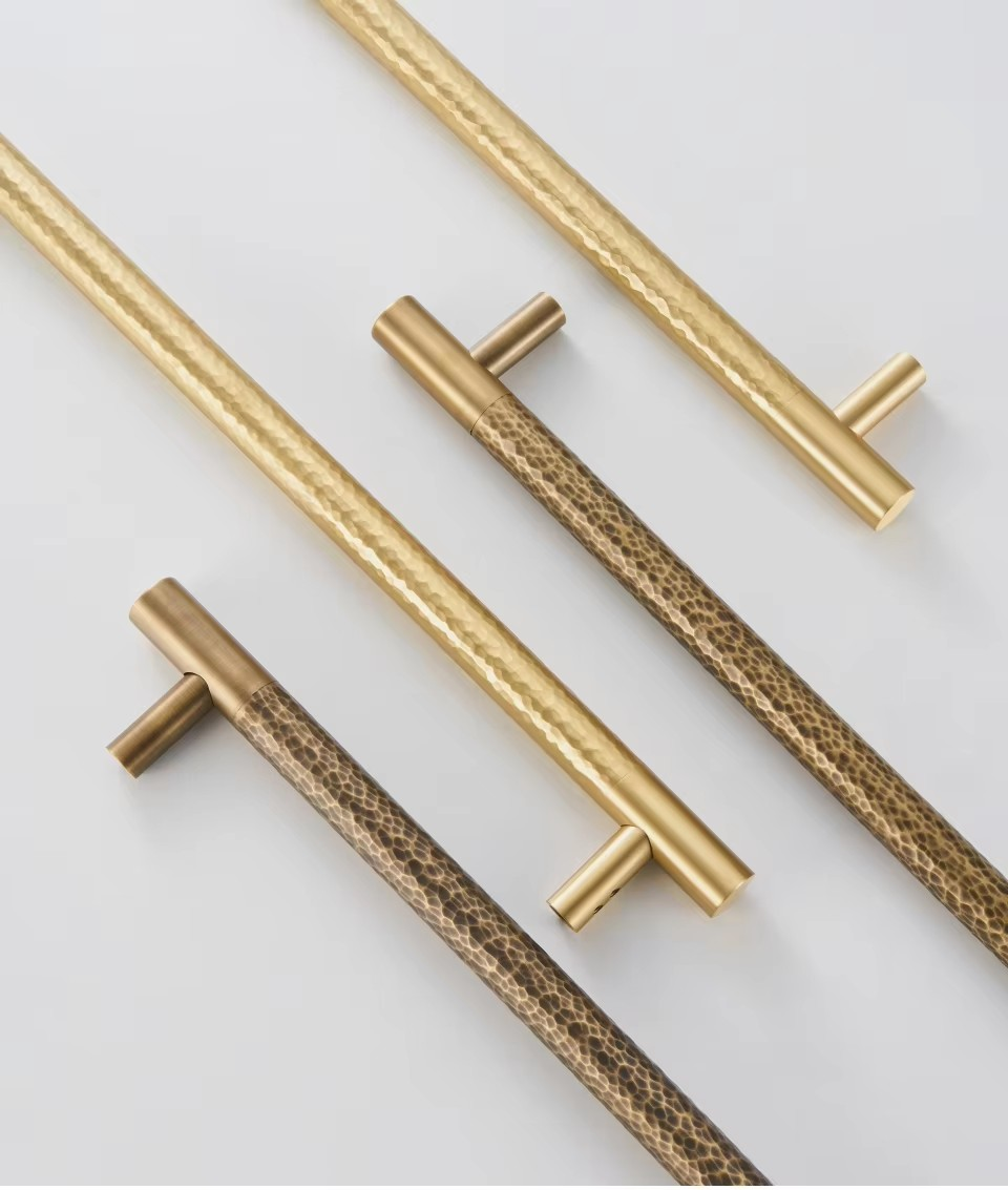 ELLSWORTH | Brass Hammered Pull Bar