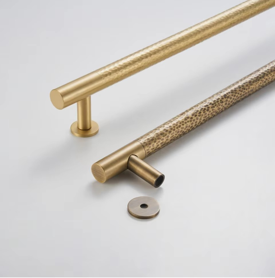 ELLSWORTH | Brass Hammered Pull Bar