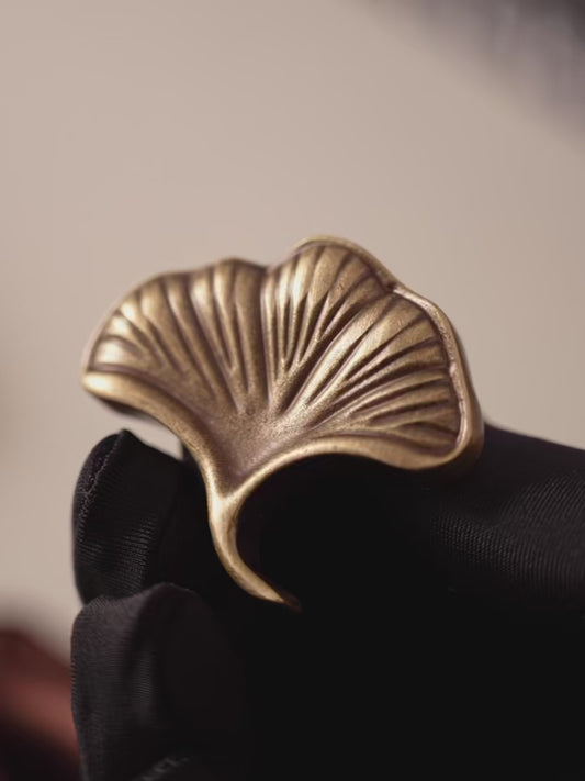 LUNA | Antique Brass Ginkgo Biloba Drawer Knob